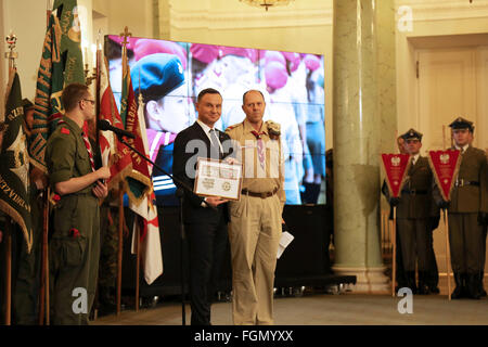 Varsavia, Polonia. Il 21 febbraio, 2016. Presidente polacco Andrzej Duda riceve la prima copia di un certificato della Polonia di cristianizzazione da scout polacchi. La Presidente ha ricevuto il protettorato onorario del Movimento Scout di Polonia e da scout all'estero nel corso di una cerimonia al Palazzo Presidenziale a Varsavia. La Polonia è stato "battezzato" quando il primo re, Mieszko I fu battezzato egli stesso. © Anna Ferensowicz/Pacific Press/Alamy Live News Foto Stock