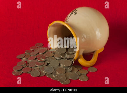 Recipiente e monete, allegoria di risparmio Foto Stock