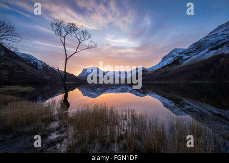 Bellissima alba su Buttermere nel Lake District inglese Foto Stock