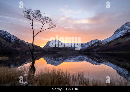 Bellissima alba su Buttermere nel Lake District inglese Foto Stock