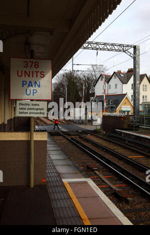 Sign telling electric trains to raise pantograph before proceeding, Acton Central Overground station, Acton, London, England Foto Stock