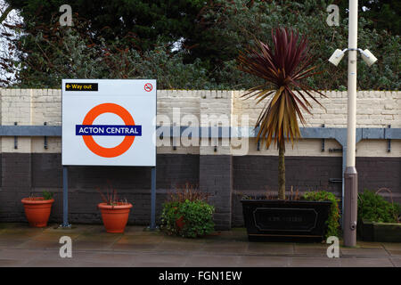 Pot plants and sign on platform at Acton Central Overground station, Acton, London, England Foto Stock
