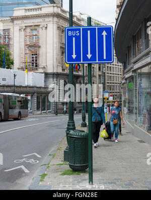 Bruxelles, Belgio - 12 luglio 2015: due incognite giovani turisti camminando per le strade di Bruxelles Foto Stock