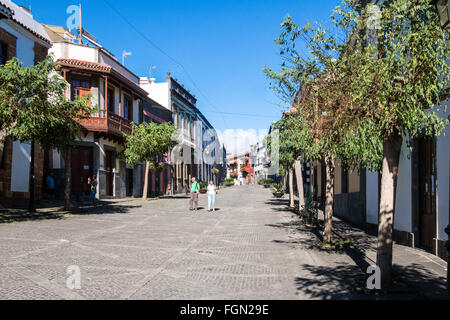 Le case con i balconi di legno nel ben conservato centro città di montagna di Teror, Gran Canaria, Spagna, Europa Foto Stock