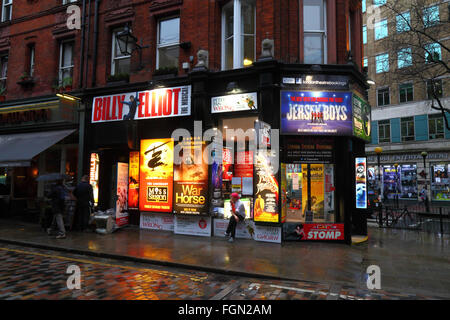 Theatre Ticket ufficio booking in Seven Dials su una serata piovosa, vicino al Covent Garden di Londra, Inghilterra Foto Stock