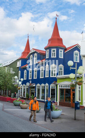 Islanda Akureyri centro downtown la seconda città più grande strada pedonale Hafnarstraeti Street con blue cafe edificio Foto Stock