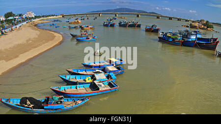 Barche da pesca in porto a Nha Trang, Vietnam. Vista panoramica Foto Stock