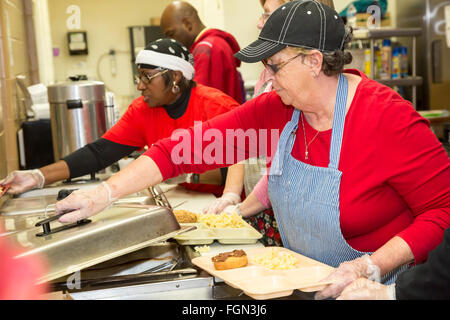 Selce, Michigan - Volontari aiutano a servire un pasto presso il North End Soup Kitchen, che viene azionato dal Catholic Charities. Foto Stock