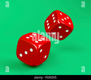 Rosso dadi di rotolamento su sfondo verde Foto Stock