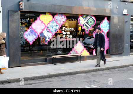 Un uomo cammina passato T2 An Australian tea shop in Shoreditch Foto Stock