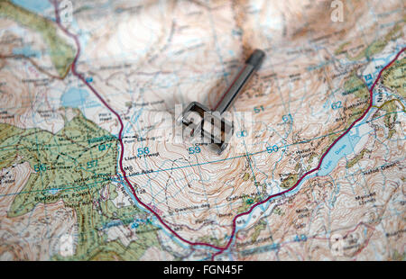 Mappa strumento di misurazione chiamato curivmeter o curvimetro. Ruota su un mandrino filettato. Utilizzato per misurare le distanze sulla mappa. Foto Stock