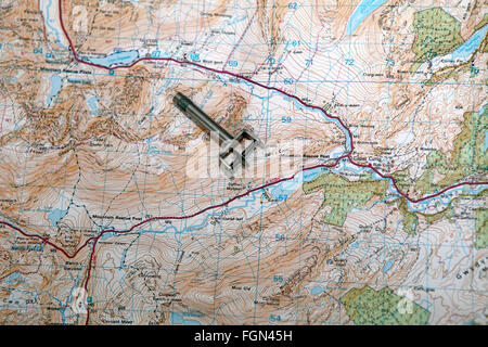 Mappa strumento di misurazione chiamato curivmeter o curvimetro. Ruota su un mandrino filettato. Utilizzato per misurare le distanze sulla mappa. Foto Stock