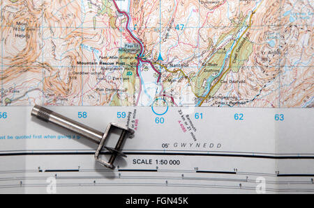 Mappa strumento di misurazione chiamato curivmeter o curvimetro. Ruota su un mandrino filettato. Utilizzato per misurare le distanze sulla mappa. Foto Stock