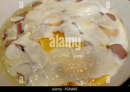 Piatto preparato con uova, formaggio e salsicce Foto Stock