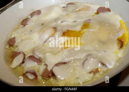 Piatto preparato con uova, formaggio e salsicce Foto Stock