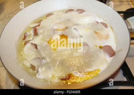 Piatto preparato con uova, formaggio e salsicce Foto Stock