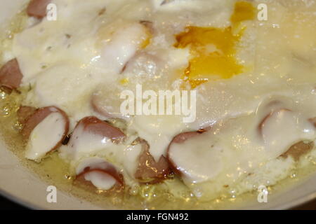 Piatto preparato con uova, formaggio e salsicce Foto Stock