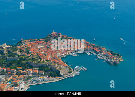 L'Italia, Toscana, Isola d'Elba, Portoferraio, città e porto (vista aerea) // Italie, Toscane, Ile d'Elba, Portoferraio, ville et Foto Stock