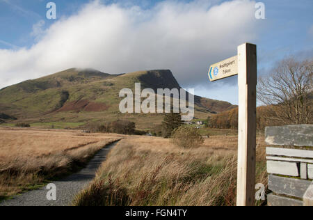 Y Garn il lato nord della cresta Nantlle dal percorso di Beddgelert a Rhyd-Ddu Snowdonia Gwynedd Galles del Nord Foto Stock