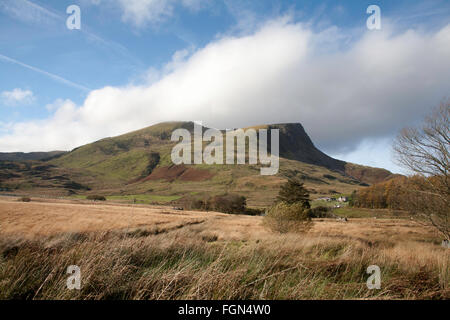 Y Garn il lato nord della cresta Nantlle dal percorso di Beddgelert a Rhyd-Ddu Snowdonia Gwynedd Galles del Nord Foto Stock