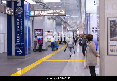 Tokyo Giappone folla locale nella stazione di Tokyo centro di stazione ferroviaria e il centro commerciale Foto Stock