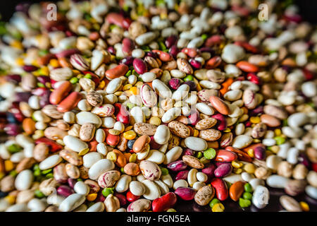 Un enorme pila di miste di fagioli secchi di tutte le varietà di fare un display a colori, il riempimento del telaio con una sana nutrizione vegetariana Foto Stock