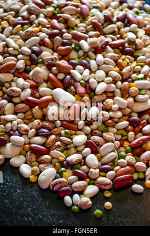 Un enorme pila di miste di fagioli secchi di tutte le varietà di fare un display a colori, il riempimento del telaio con una sana nutrizione vegetariana Foto Stock