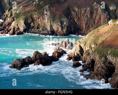 Costa frastagliata di Le Jaonnet, southern Guernsey tra Icart Point e Petit Bot baia vista dal sentiero costiero. Foto Stock