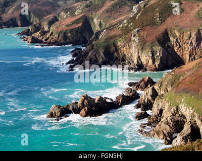 Costa frastagliata di Le Jaonnet, southern Guernsey tra Icart Point e Petit Bot baia vista dal sentiero costiero. Foto Stock