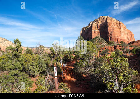 Escursionista e cane sulla campana Arrampicata trail, con Courthouse Butte di distanza Foto Stock