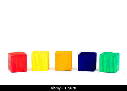 Cinque giocattolo di legno blocchi colorati isolati su sfondo bianco, copia di spazio disponibile sulla destra Foto Stock