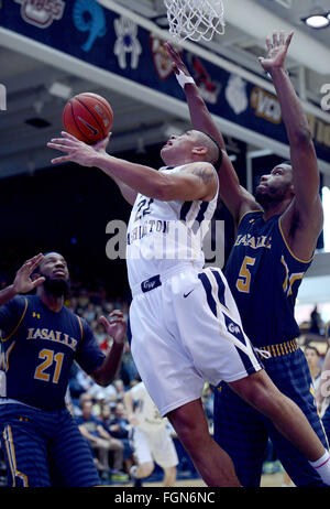 Washington, DC, Stati Uniti d'America. Il 21 febbraio, 2016. 20160221 - George Washington guard JOE MCDONALD (22) stabilisce un colpo contro La Salle di guardia prezzo giordano (21) e La Salle in avanti TONY WASHINGTON (5) nella seconda metà a Smith Center di Washington. © Chuck Myers/ZUMA filo/Alamy Live News Foto Stock