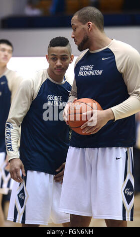 Washington, DC, Stati Uniti d'America. Il 21 febbraio, 2016. 20160221 - George Washington in avanti KEVIN LARSEN (21), a destra parla di George Washington guard JOE MCDONALD (22), come essi warm up per la seconda metà contro La Salle al Smith Center di Washington. © Chuck Myers/ZUMA filo/Alamy Live News Foto Stock