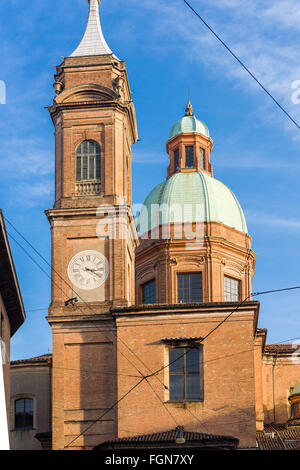 Chiesa vicino al due torri del centro storico di Bologna Foto Stock