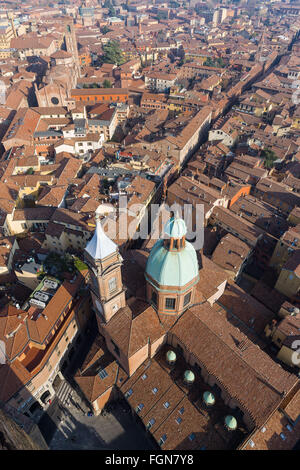 Vista panoramica dalla Torre degli Asinelli, sopra il centro storico di Bologna. Foto Stock