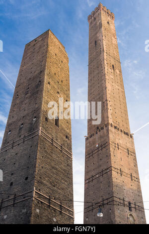 Torre degli Asinelli e Torre della Garisenda, le due torri, simbolo di Bologna Foto Stock