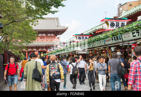 Tokyo Giappone tempio Sensoji con la folla a Tokyo il tempio più antico e importante costruito nel 645 fondata Foto Stock