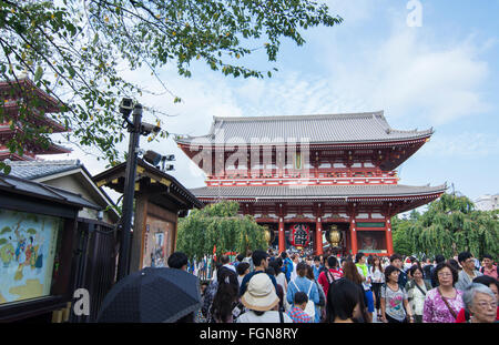 Tokyo Giappone tempio Sensoji con la folla a Tokyo il tempio più antico e importante costruito nel 645 fondata Foto Stock