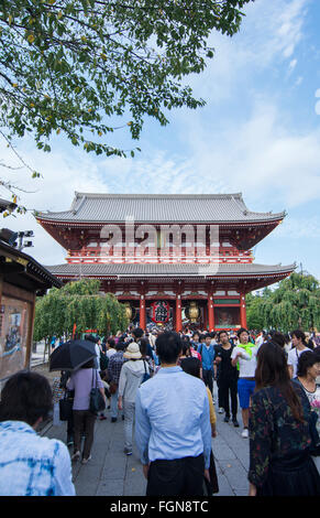 Tokyo Giappone tempio Sensoji con la folla a Tokyo il tempio più antico e importante costruito nel 645 fondata Foto Stock