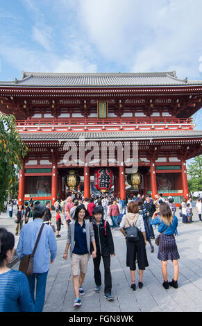 Tokyo Giappone tempio Sensoji con la folla a Tokyo il tempio più antico e importante costruito nel 645 fondata Foto Stock