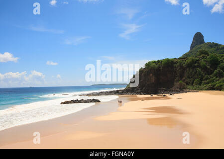 Cacimba do Padre sulla spiaggia di Fernando de Noronha island Foto Stock