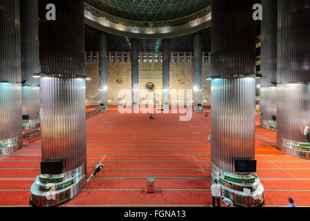 Interno della sala di preghiera della Moschea Istiqlal o Masjid Istiqlal, in Jakarta - la più grande moschea nel sud-est asiatico Foto Stock