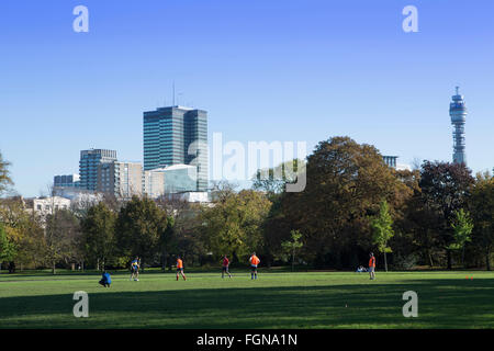 La gente del posto gioca a calcio nel Regent's Park di Londra in autunno, Camden, Londra Foto Stock