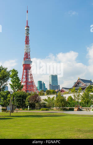 Tokyo Giappone scenic della Tokyo Tower e il tempio di Zojo-ji nel quartiere di Shiba in vista del centro cittadino Foto Stock