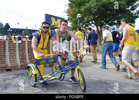 ANN Arbor, MI - 26 settembre: University of Michigan appassionati di calcio rappresentano con la loro Champion's Chariot fuori dallo stadio prima Foto Stock