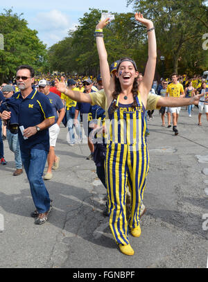 ANN Arbor, MI - 26 settembre: University of Michigan appassionati di calcio entra nello stadio prima della BYU gioco su Settembre 26, 2015. Foto Stock