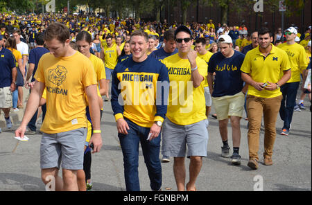 ANN Arbor, MI - 26 settembre: University of Michigan appassionati di calcio entra nello stadio prima della BYU gioco su Settembre 26, 2015. Foto Stock