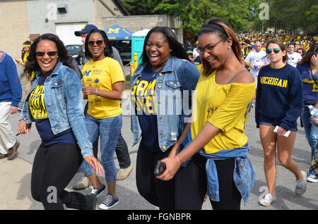 ANN Arbor, MI - 26 settembre: University of Michigan appassionati di calcio entra nello stadio prima della BYU gioco su Settembre 26, 2015. Foto Stock