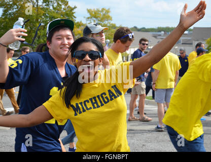 ANN Arbor, MI - 26 settembre: University of Michigan appassionati di calcio entra nello stadio prima della BYU gioco su Settembre 26, 2015. Foto Stock