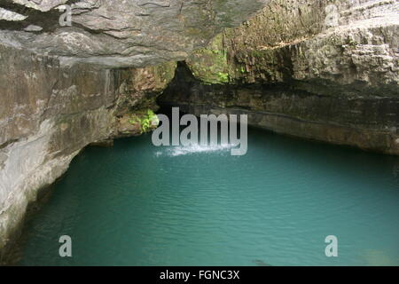 Grotta, cascata, calma e tranquilla, acqua Foto Stock